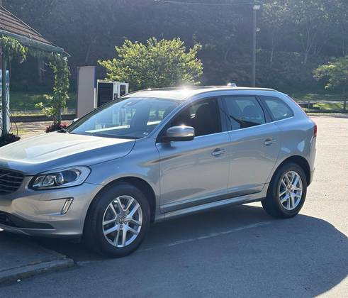 VOLVO XC60 2.4 D5 MOMENTUM DIESEL AWD 4P AUTOMÁTICO